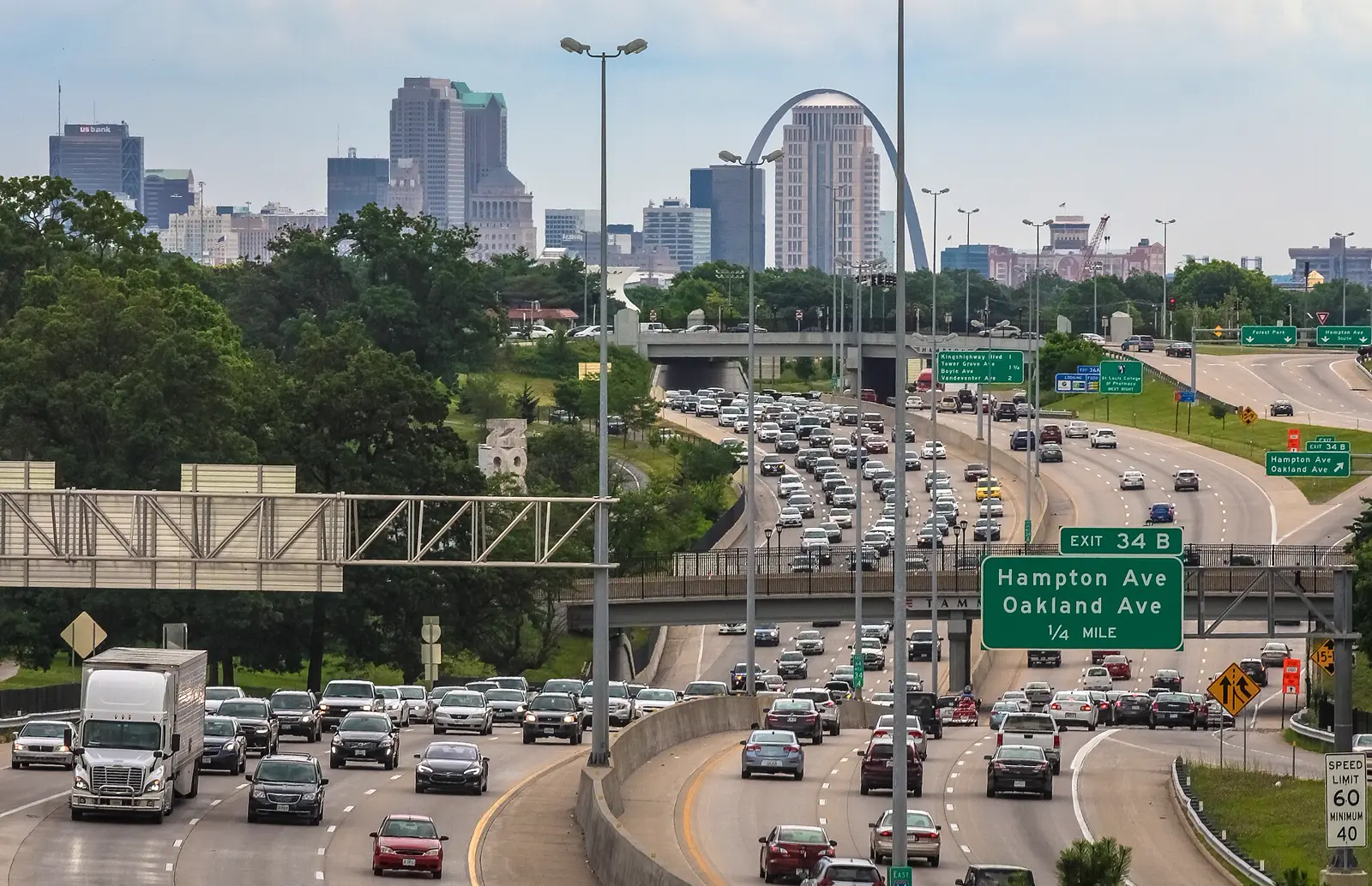 Traffic on Interstate 64 through Forest Park, St. Louis, with the Gateway Arch behind